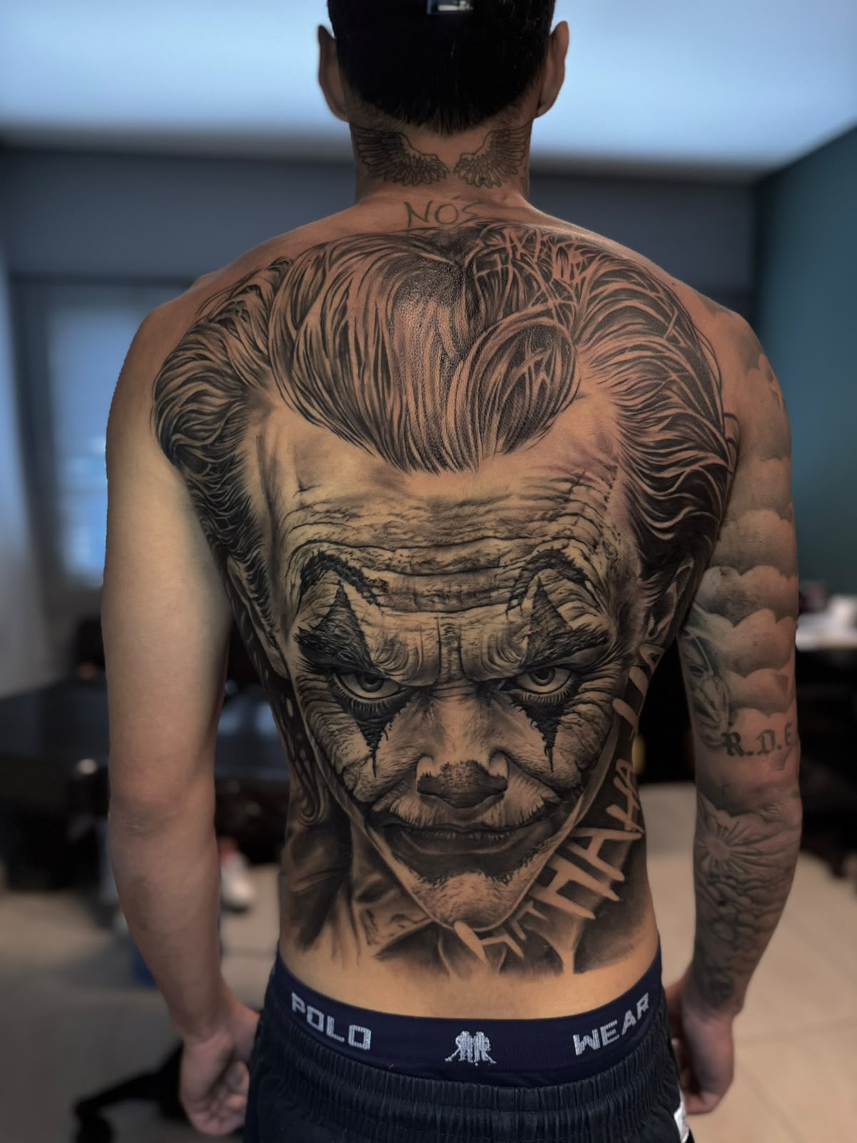 Tatuagem realista de coringa em costas fechadas, black and grey